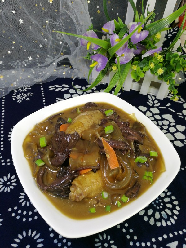 紅蘑雞翅燉寬粉的做法-家常味燉菜譜