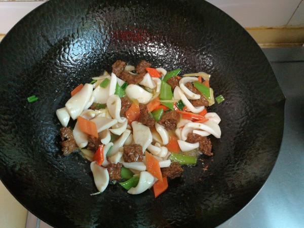 魷魚燴烤麩的做法-家常味燴菜譜-易網(wǎng)健康養(yǎng)生網(wǎng) 魷魚燴烤麩的做法-家常味燴菜譜