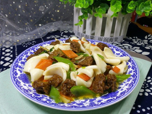 魷魚燴烤麩的做法-家常味燴菜譜-易網(wǎng)健康養(yǎng)生網(wǎng) 魷魚燴烤麩的做法-家常味燴菜譜