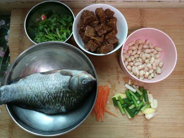 鯽魚花生仁燉烤麩的做法-家常味燉菜譜