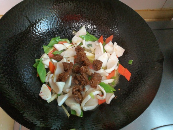 魷魚燴烤麩的做法-家常味燴菜譜-易網(wǎng)健康養(yǎng)生網(wǎng) 魷魚燴烤麩的做法-家常味燴菜譜