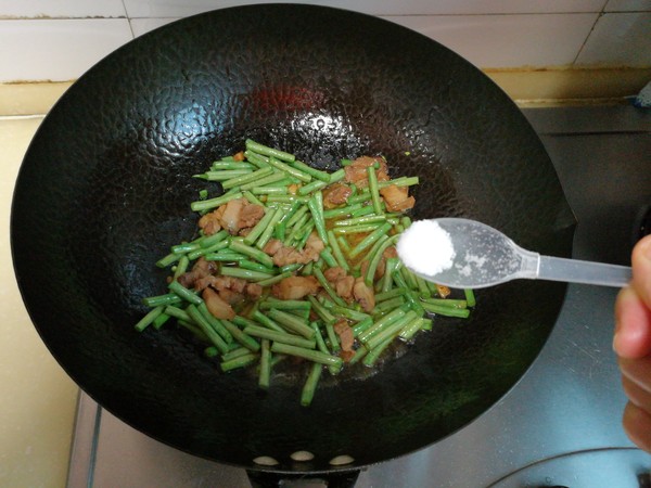 回鍋肉炒長(zhǎng)豆角的做法-家常味炒菜譜