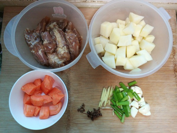 雞脖子燉土豆的做法-家常味燉菜譜-易網(wǎng)<a href=http://www.fnaogov.cn/ target=_blank class=infotextkey>健康養(yǎng)生</a>網(wǎng) 雞脖子燉土豆的做法-家常味燉菜譜