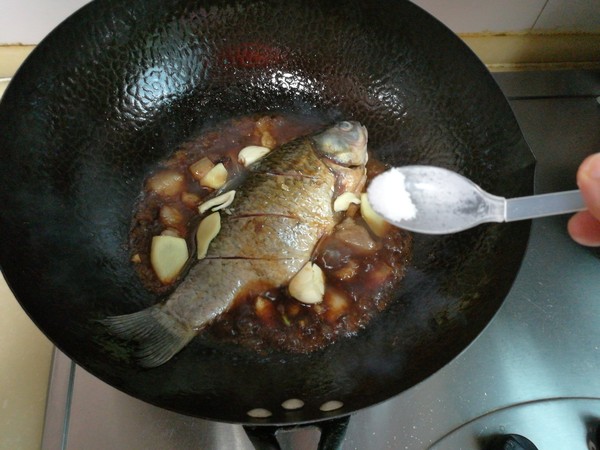 回鍋肉燉鯽魚的做法-家常味燉菜譜