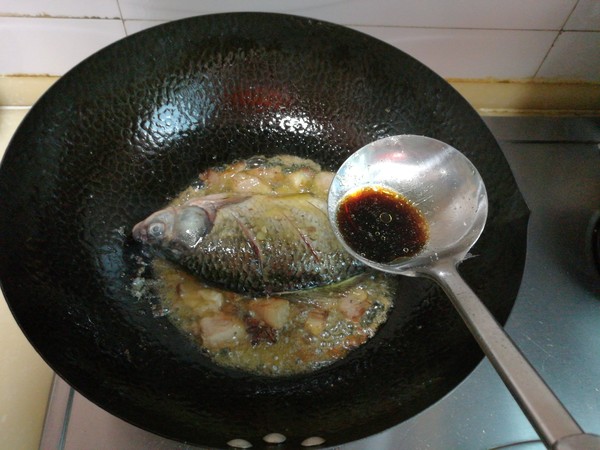 回鍋肉燉鯽魚的做法-家常味燉菜譜