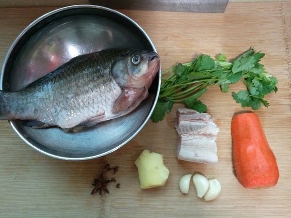 回鍋肉燉鯽魚的做法-家常味燉菜譜