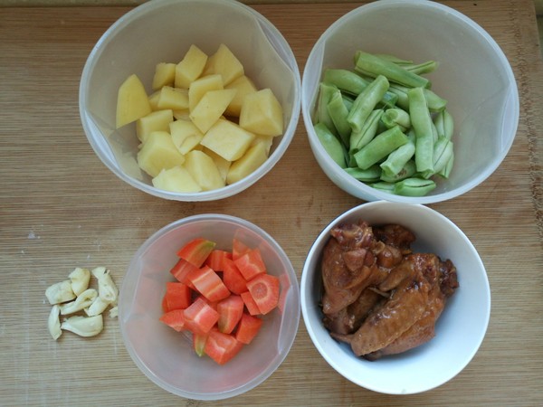 土豆豆角燉雞翅的做法-家常味燉菜譜-易網(wǎng)<a href=http://www.fnaogov.cn/ target=_blank class=infotextkey>健康養(yǎng)生</a>網(wǎng) 土豆豆角燉雞翅的做法-家常味燉菜譜