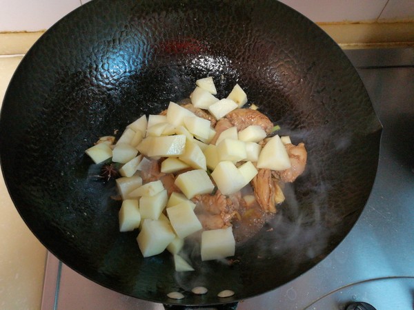 雞脖子燉土豆的做法-家常味燉菜譜-易網(wǎng)健康養(yǎng)生網(wǎng) 雞脖子燉土豆的做法-家常味燉菜譜