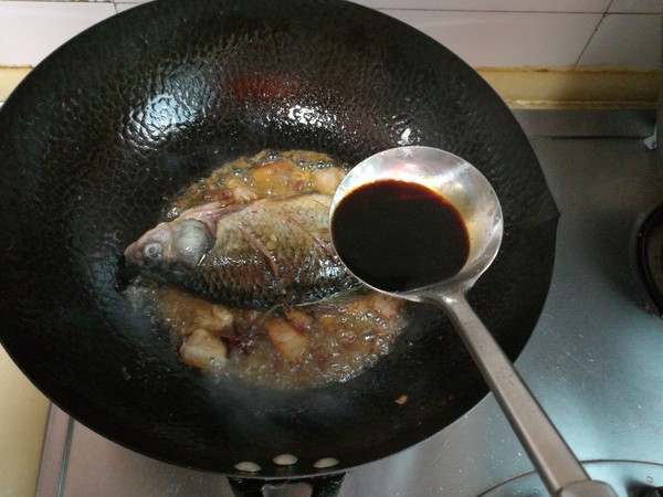 回鍋肉燉鯽魚的做法-家常味燉菜譜