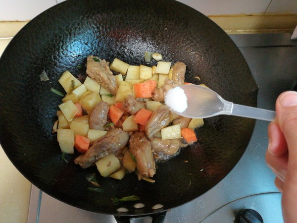 雞脖子燉土豆的做法-家常味燉菜譜-易網(wǎng)健康養(yǎng)生網(wǎng) 雞脖子燉土豆的做法-家常味燉菜譜