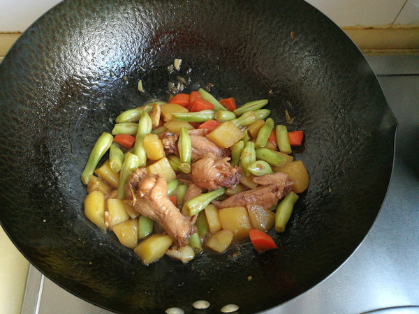 土豆豆角燉雞翅的做法-家常味燉菜譜-易網(wǎng)健康養(yǎng)生網(wǎng) 土豆豆角燉雞翅的做法-家常味燉菜譜