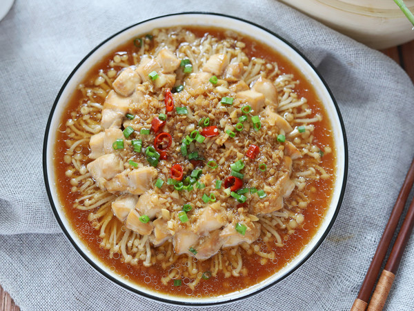 蒜蓉金針菇蒸雞胸肉的做法-家常味蒸菜譜-易網健康養生網 蒜蓉金針菇蒸雞胸肉的做法-家常味蒸菜譜