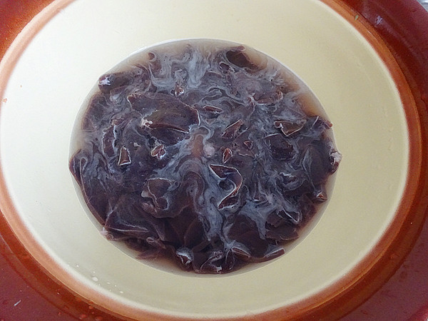 小炒羊肝的做法-咸鮮味炒菜譜-易網<a href=http://www.fnaogov.cn/ target=_blank class=infotextkey>健康養生</a>網 小炒羊肝的做法-咸鮮味炒菜譜