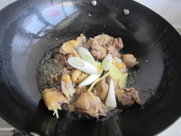 墨魚(yú)干燒雞的做法-家常味燒菜譜-易網(wǎng)健康養(yǎng)生網(wǎng) 墨魚(yú)干燒雞的做法-家常味燒菜譜