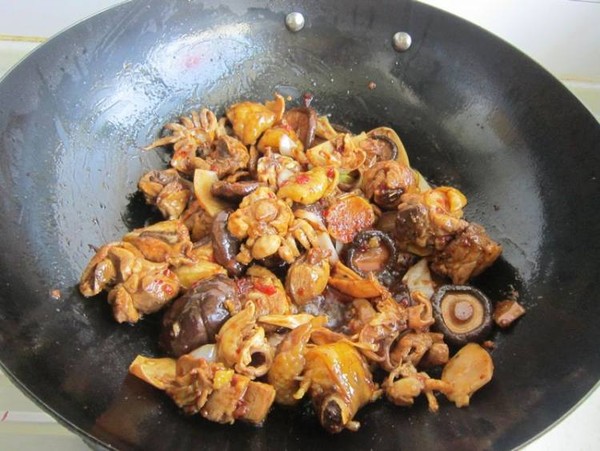 墨魚(yú)干燒雞的做法-家常味燒菜譜-易網(wǎng)健康養(yǎng)生網(wǎng) 墨魚(yú)干燒雞的做法-家常味燒菜譜
