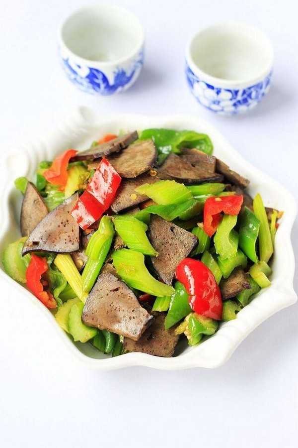 芹菜炒豬肝的做法-家常味炒菜譜-易網(wǎng)健康養(yǎng)生網(wǎng) 芹菜炒豬肝的做法-家常味炒菜譜