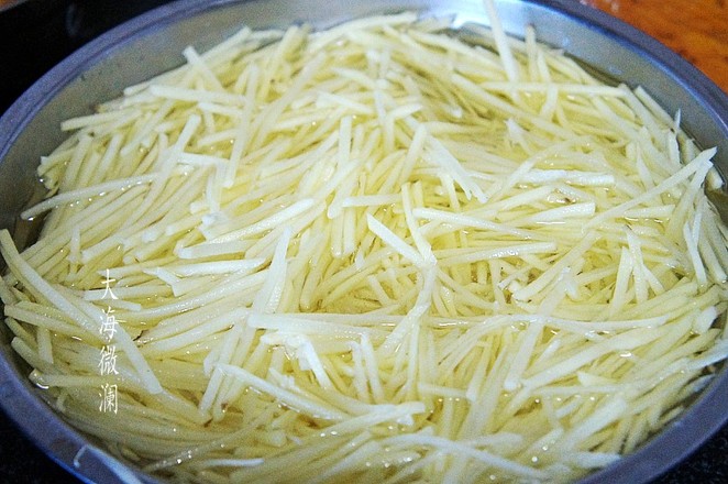 素炒土豆絲的做法-家常味炒菜譜-易網<a href=http://www.fnaogov.cn/ target=_blank class=infotextkey>健康養生</a>網 素炒土豆絲的做法-家常味炒菜譜