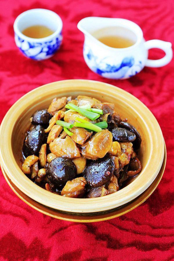 墨魚(yú)干燒雞的做法-家常味燒菜譜-易網(wǎng)健康養(yǎng)生網(wǎng) 墨魚(yú)干燒雞的做法-家常味燒菜譜