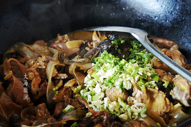 小雞燉蘑菇的做法-家常味燉菜譜