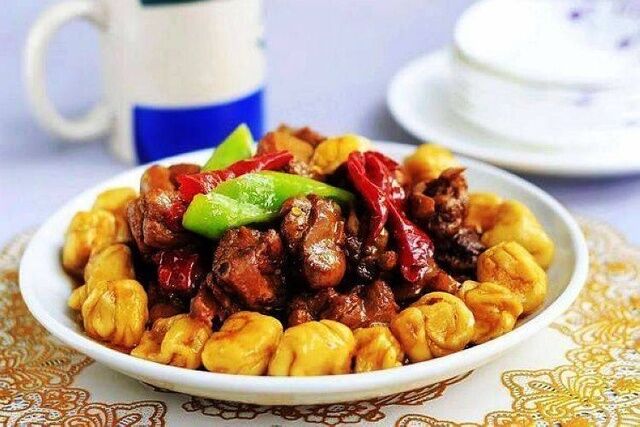 土雞燜花卷的做法-家常味燜菜譜-易網(wǎng)健康養(yǎng)生網(wǎng) 土雞燜花卷的做法-家常味燜菜譜