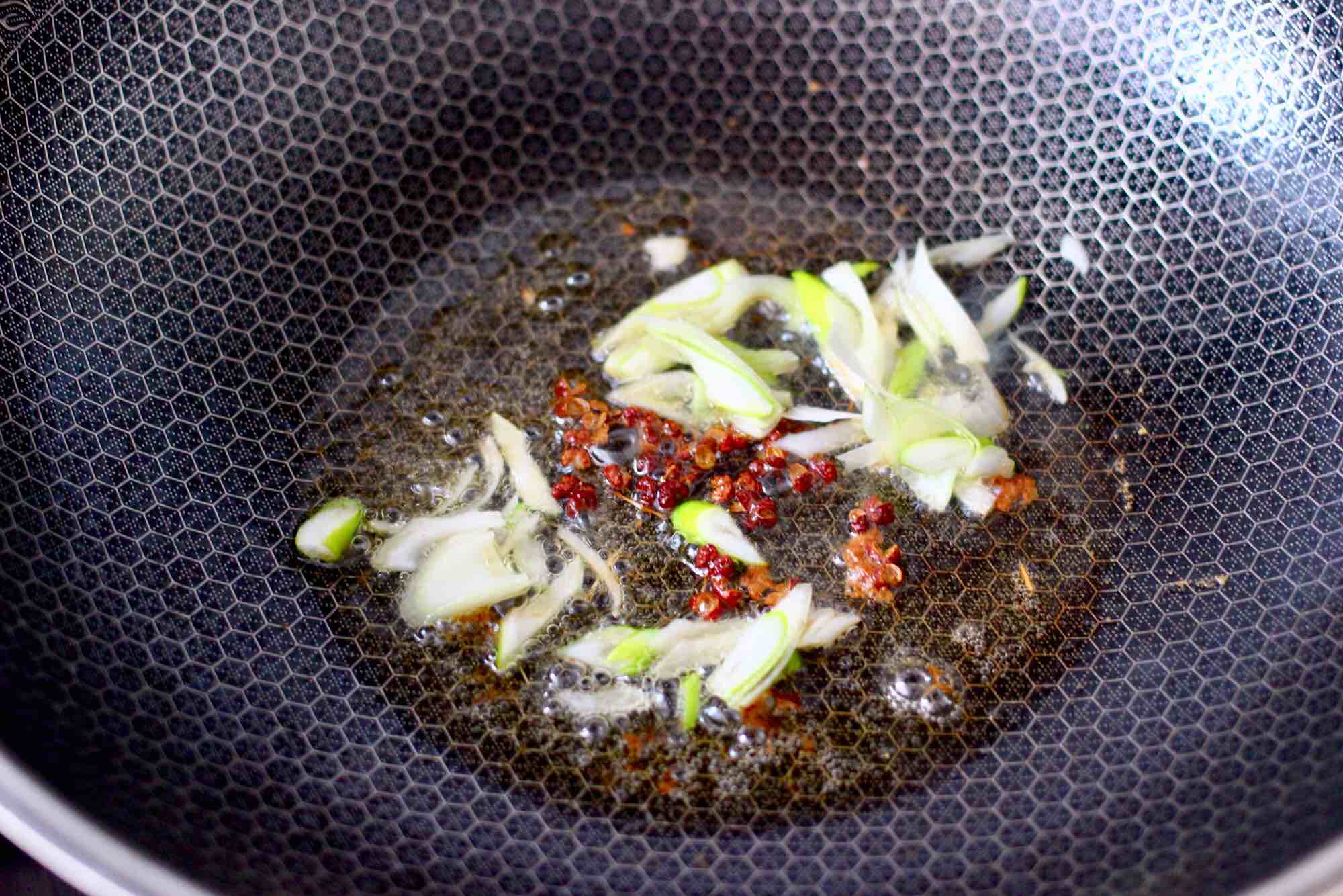 芹菜炒香菇的做法-咸鮮味炒菜譜-易網健康養生網 芹菜炒香菇的做法-咸鮮味炒菜譜