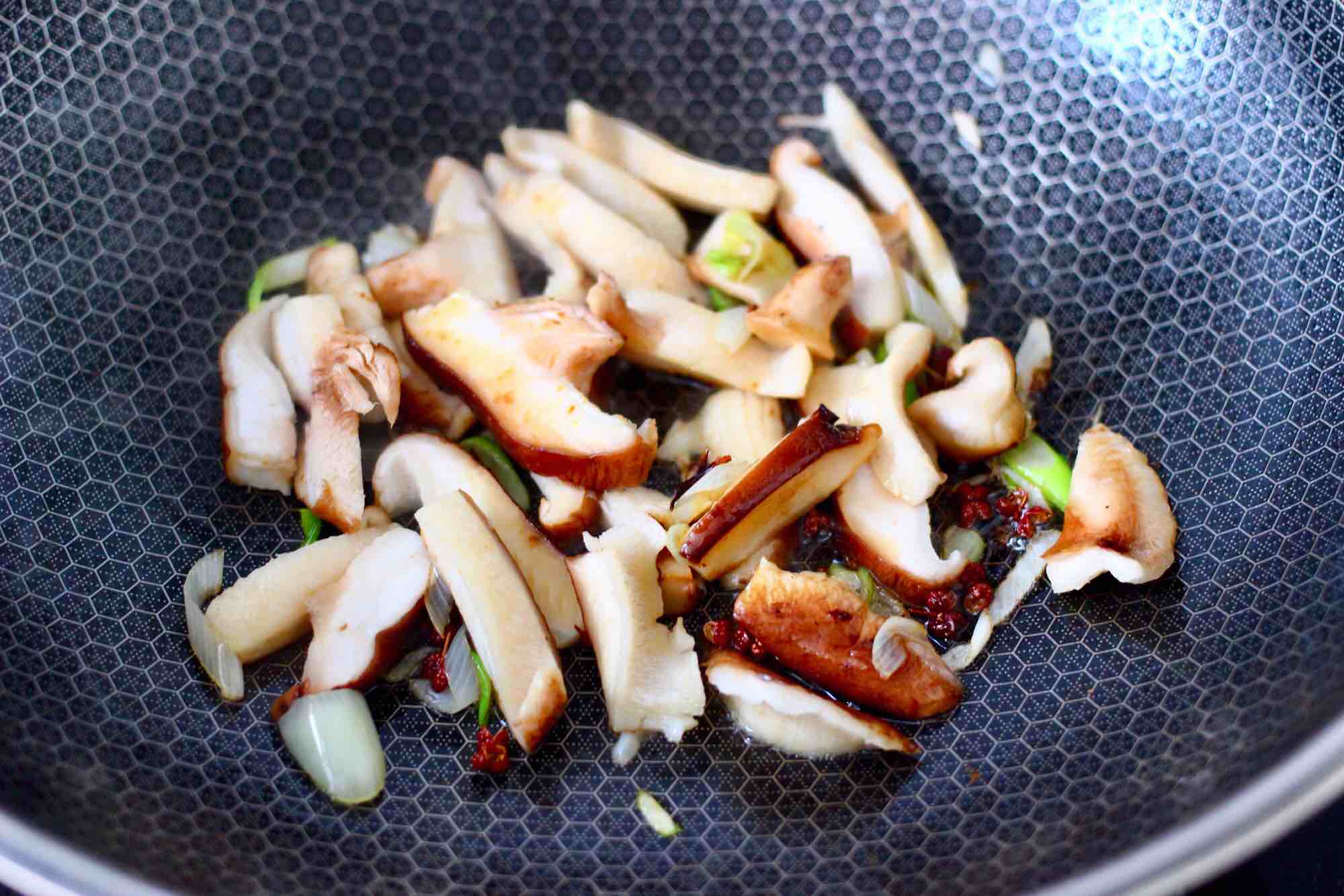 芹菜炒香菇的做法-咸鮮味炒菜譜-易網健康養生網 芹菜炒香菇的做法-咸鮮味炒菜譜