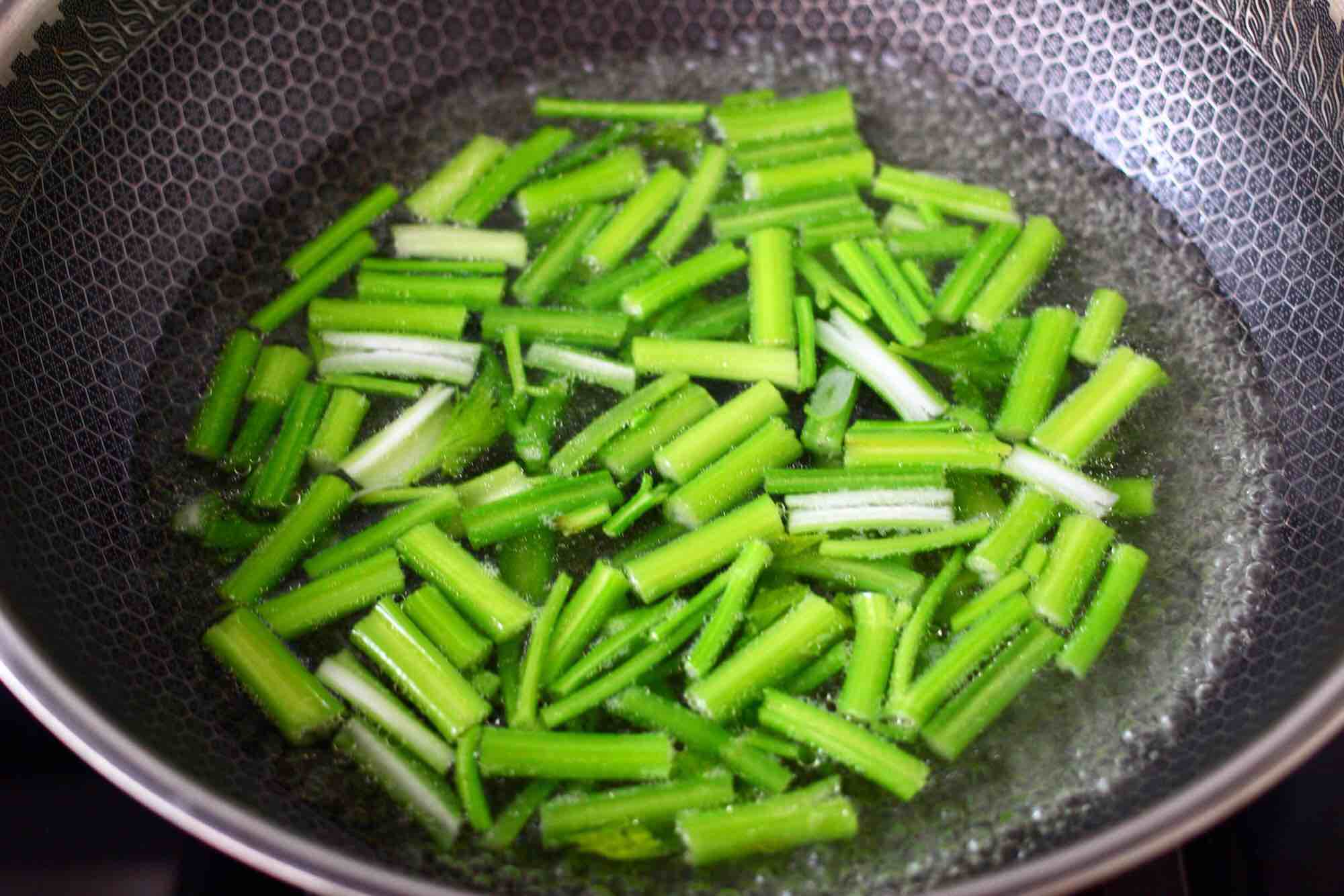芹菜炒香菇的做法-咸鮮味炒菜譜-易網健康養生網 芹菜炒香菇的做法-咸鮮味炒菜譜