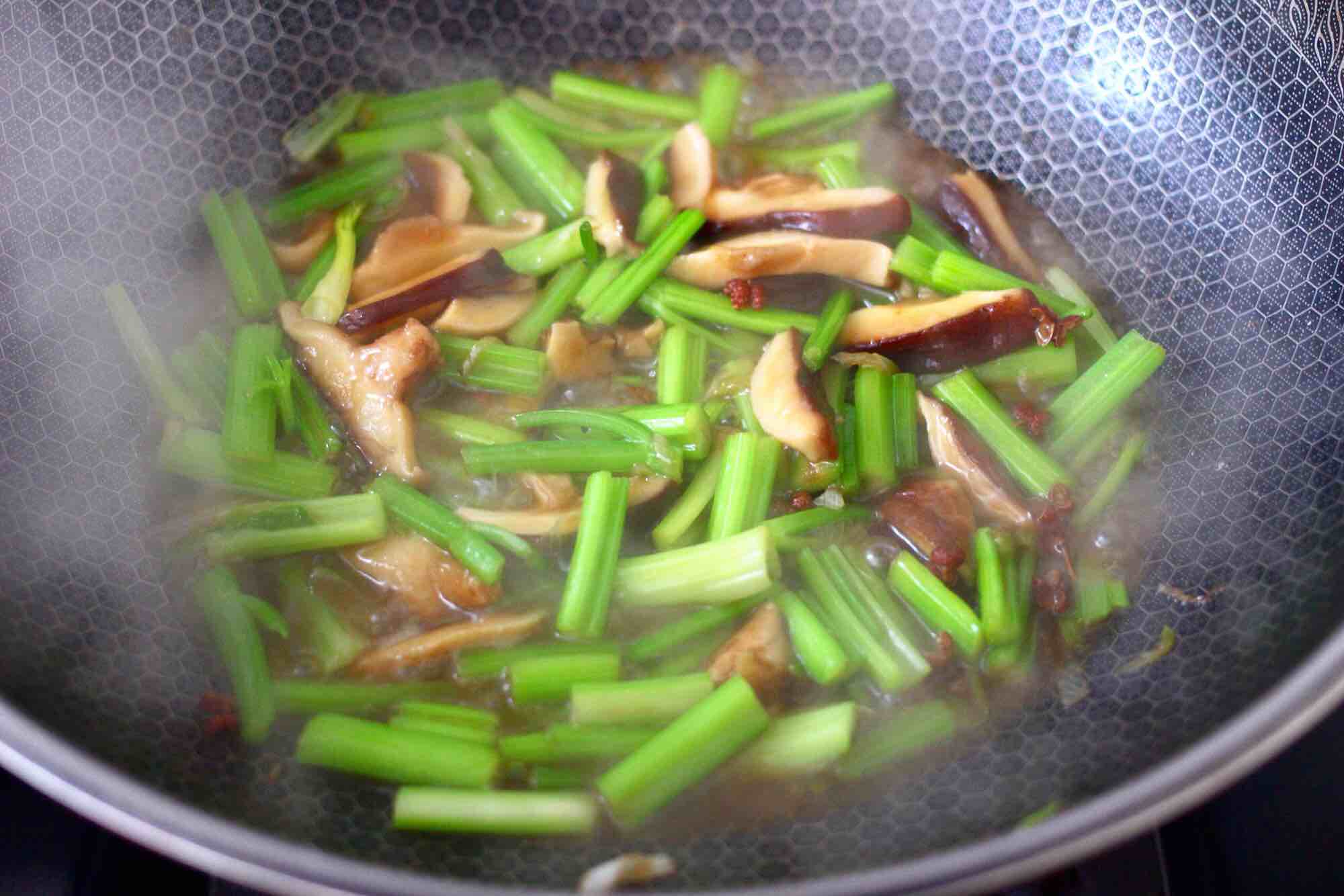 芹菜炒香菇的做法-咸鮮味炒菜譜-易網健康養生網 芹菜炒香菇的做法-咸鮮味炒菜譜