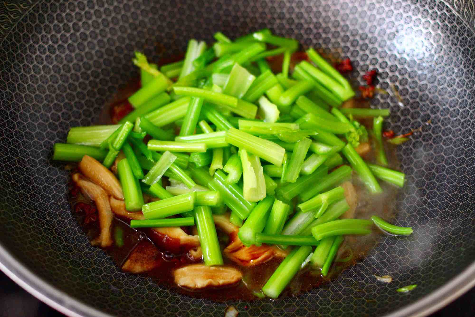 芹菜炒香菇的做法-咸鮮味炒菜譜-易網健康養生網 芹菜炒香菇的做法-咸鮮味炒菜譜