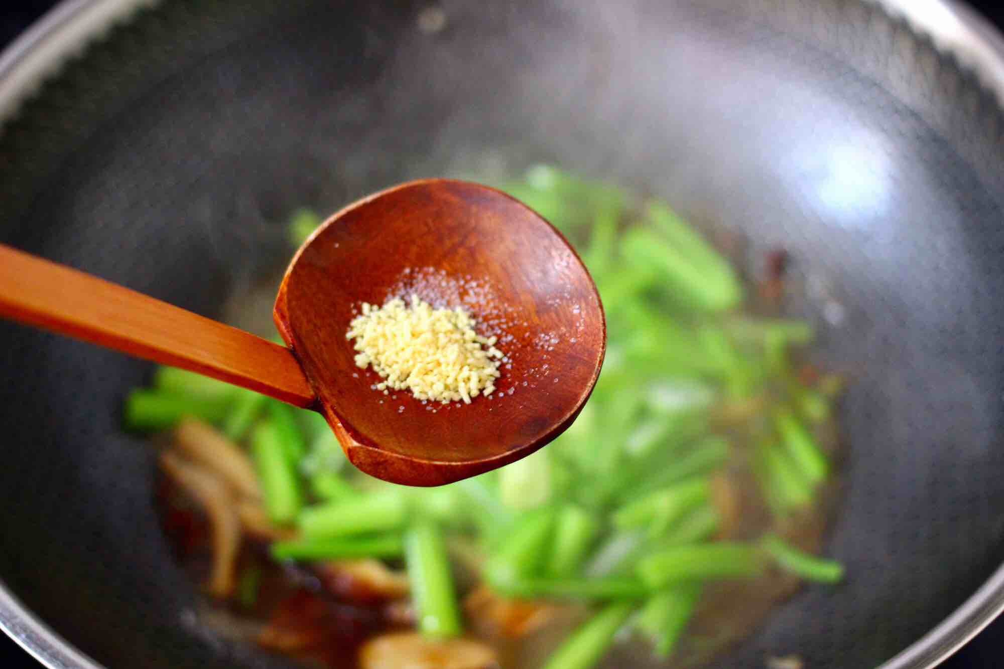 芹菜炒香菇的做法-咸鮮味炒菜譜-易網健康養生網 芹菜炒香菇的做法-咸鮮味炒菜譜