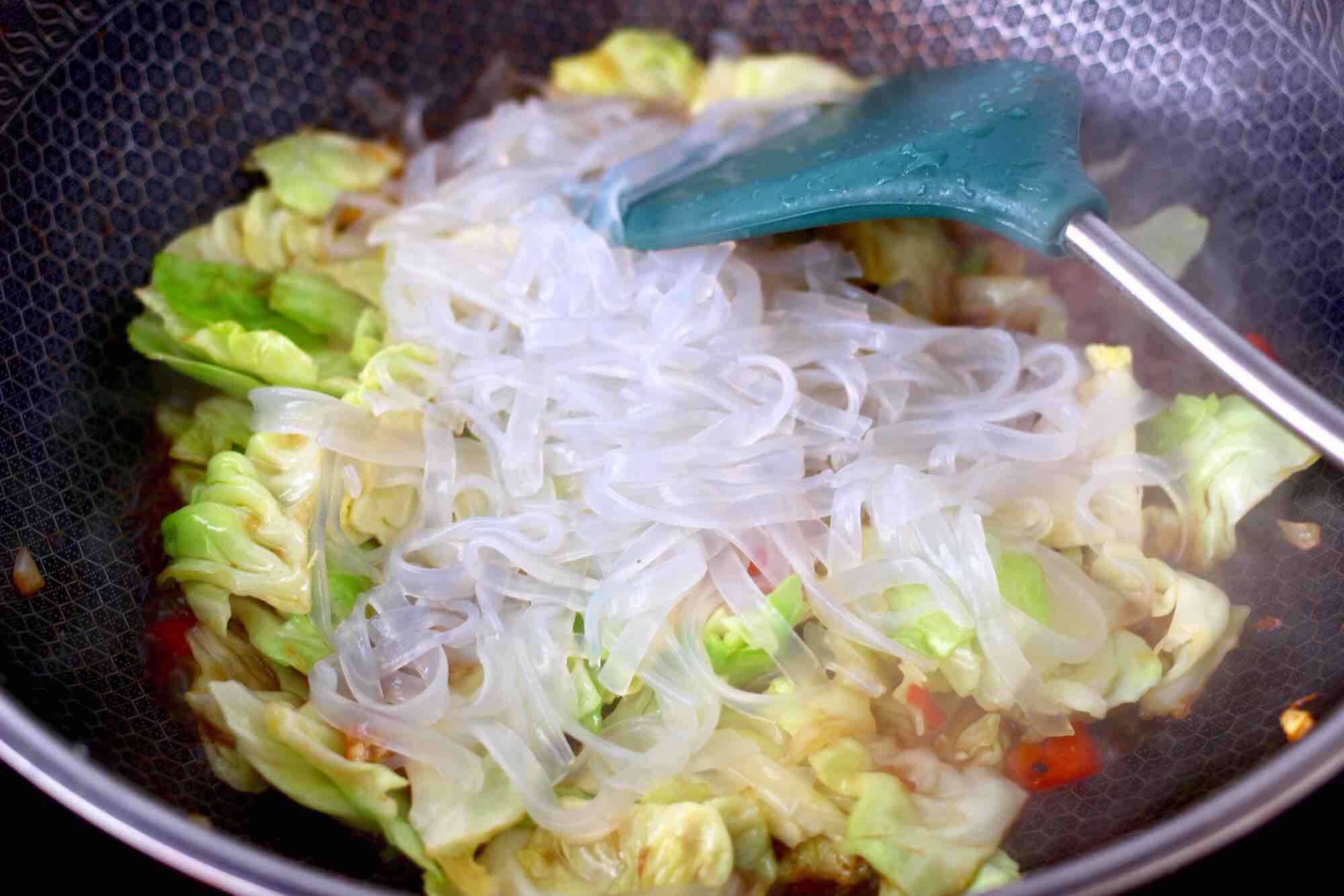 蒜香手撕包菜粉條的做法-家常味炒菜譜