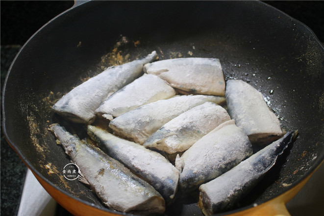 香煎秋刀魚的做法-家常味煎菜譜