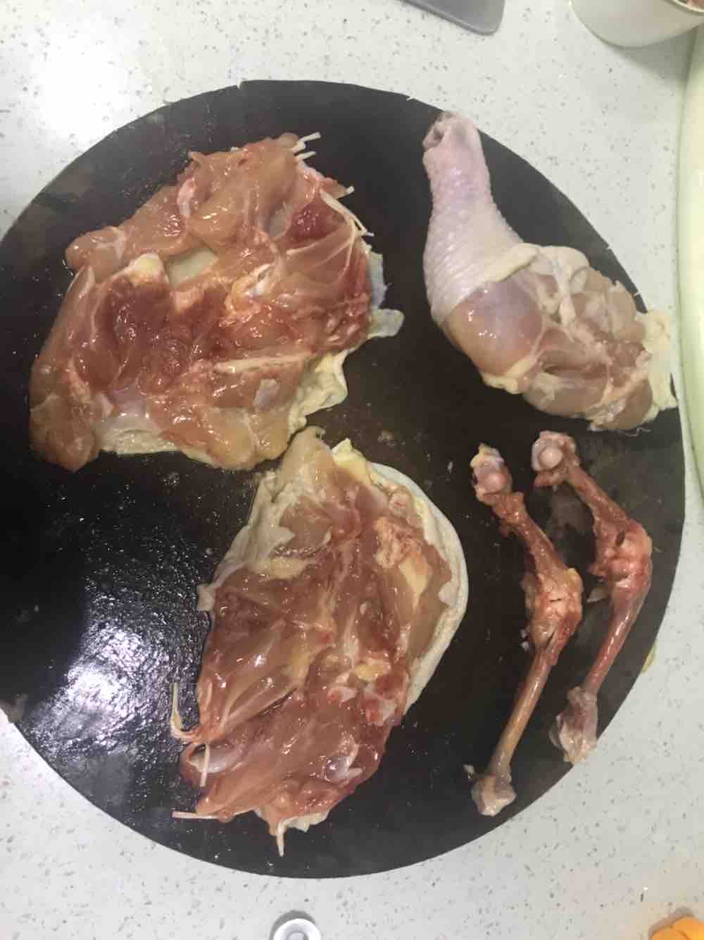 松花雞腿卷的做法-咸鮮味蒸菜譜-易網<a href=http://www.fnaogov.cn/ target=_blank class=infotextkey>健康養生</a>網 松花雞腿卷的做法-咸鮮味蒸菜譜