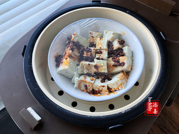 忘不了的味道——老干媽版清蒸臭豆腐的做法-其它口味蒸菜譜-易網(wǎng)健康養(yǎng)生網(wǎng) 忘不了的味道——老干媽版清蒸臭豆腐的做法-其它口味蒸菜譜