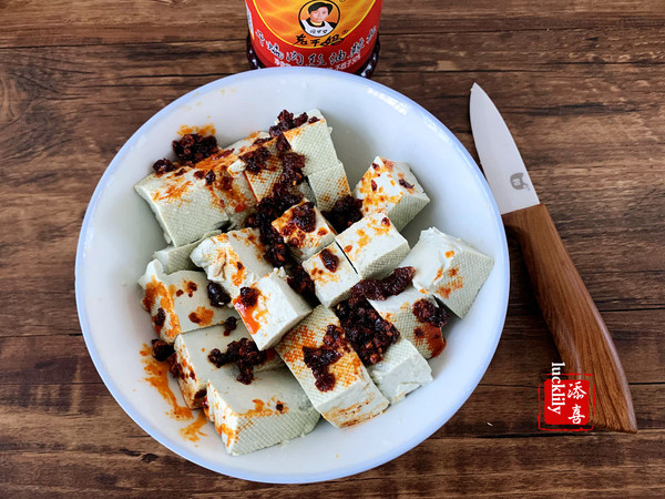 忘不了的味道——老干媽版清蒸臭豆腐的做法-其它口味蒸菜譜-易網(wǎng)健康養(yǎng)生網(wǎng) 忘不了的味道——老干媽版清蒸臭豆腐的做法-其它口味蒸菜譜