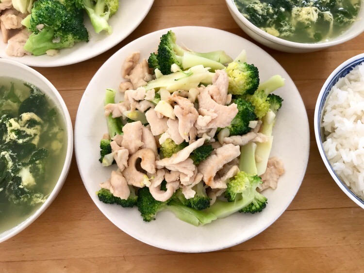 西蘭花炒雞肉的做法-家常味炒菜譜