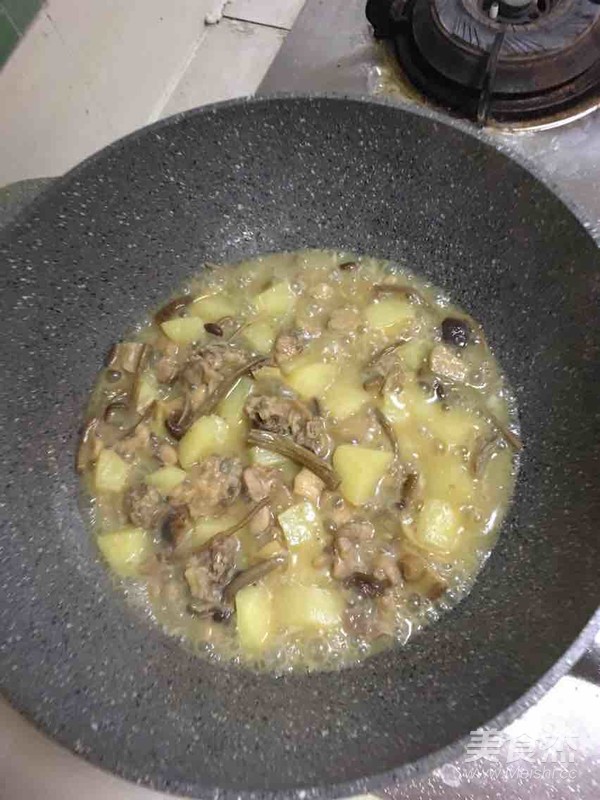 土豆茶樹菇燜雞肉的做法-咸鮮味燜菜譜-易網健康養生網 土豆茶樹菇燜雞肉的做法-咸鮮味燜菜譜