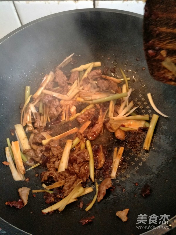 牛肉鍋，辣味牛肉，扒拉鍋的做法-家常味炒菜譜