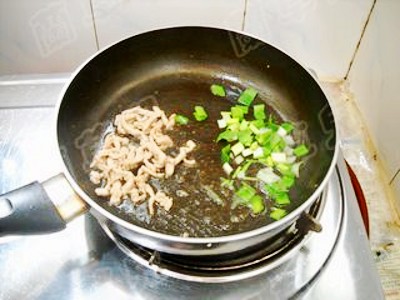 芝麻肉絲饅頭丁的做法-家常味炒菜譜