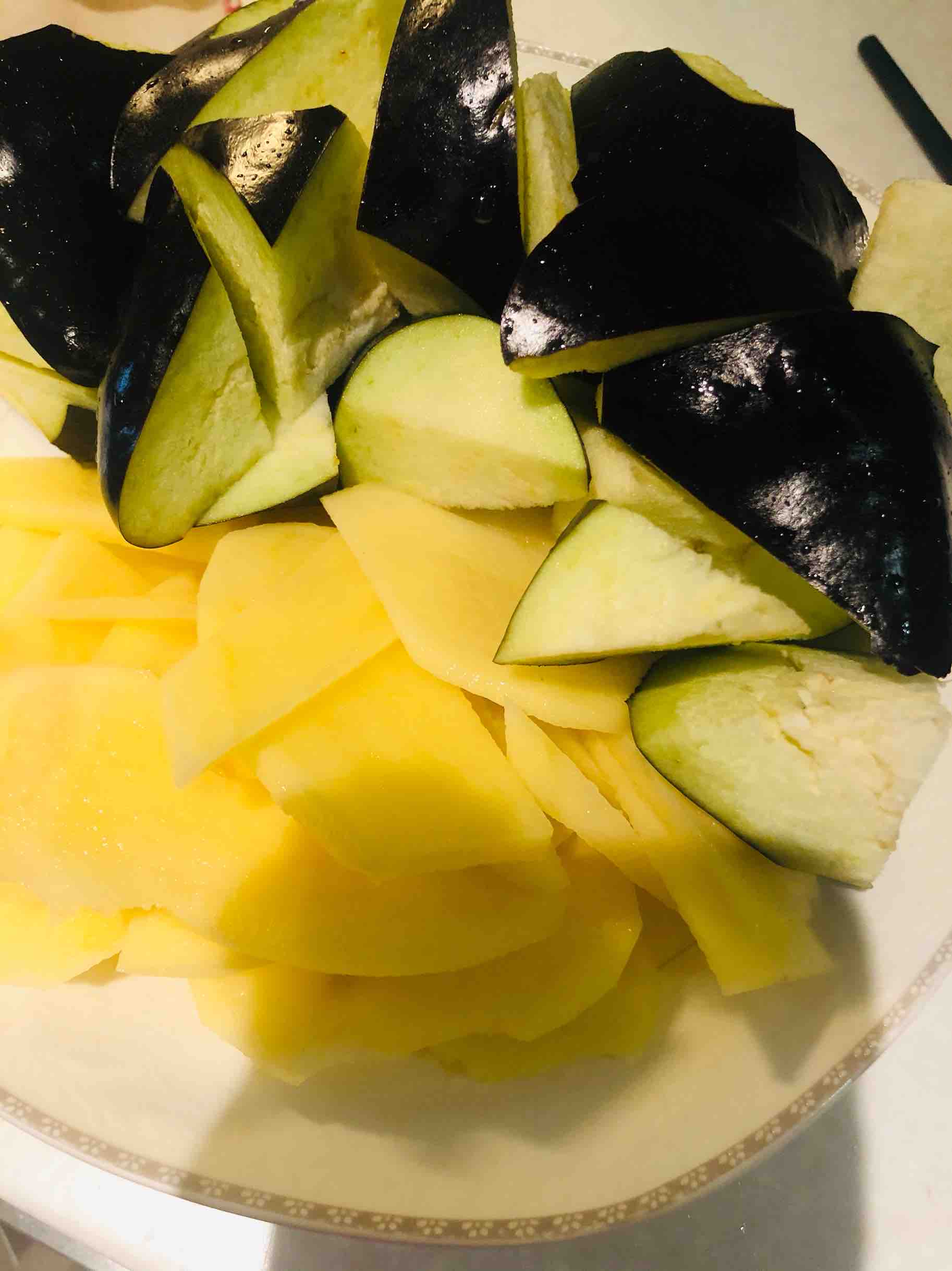 超級簡單、健康的茄子燒土豆的做法-咸鮮味燉菜譜-易網<a href=http://www.fnaogov.cn/ target=_blank class=infotextkey>健康養生</a>網 超級簡單、健康的茄子燒土豆的做法-咸鮮味燉菜譜