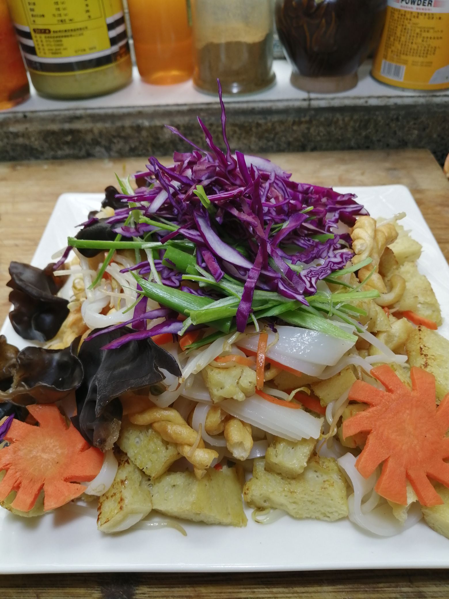 黑胡椒麻花炒涼皮的做法-黑椒味炒菜譜-易網(wǎng)健康養(yǎng)生網(wǎng) 黑胡椒麻花炒涼皮的做法-黑椒味炒菜譜