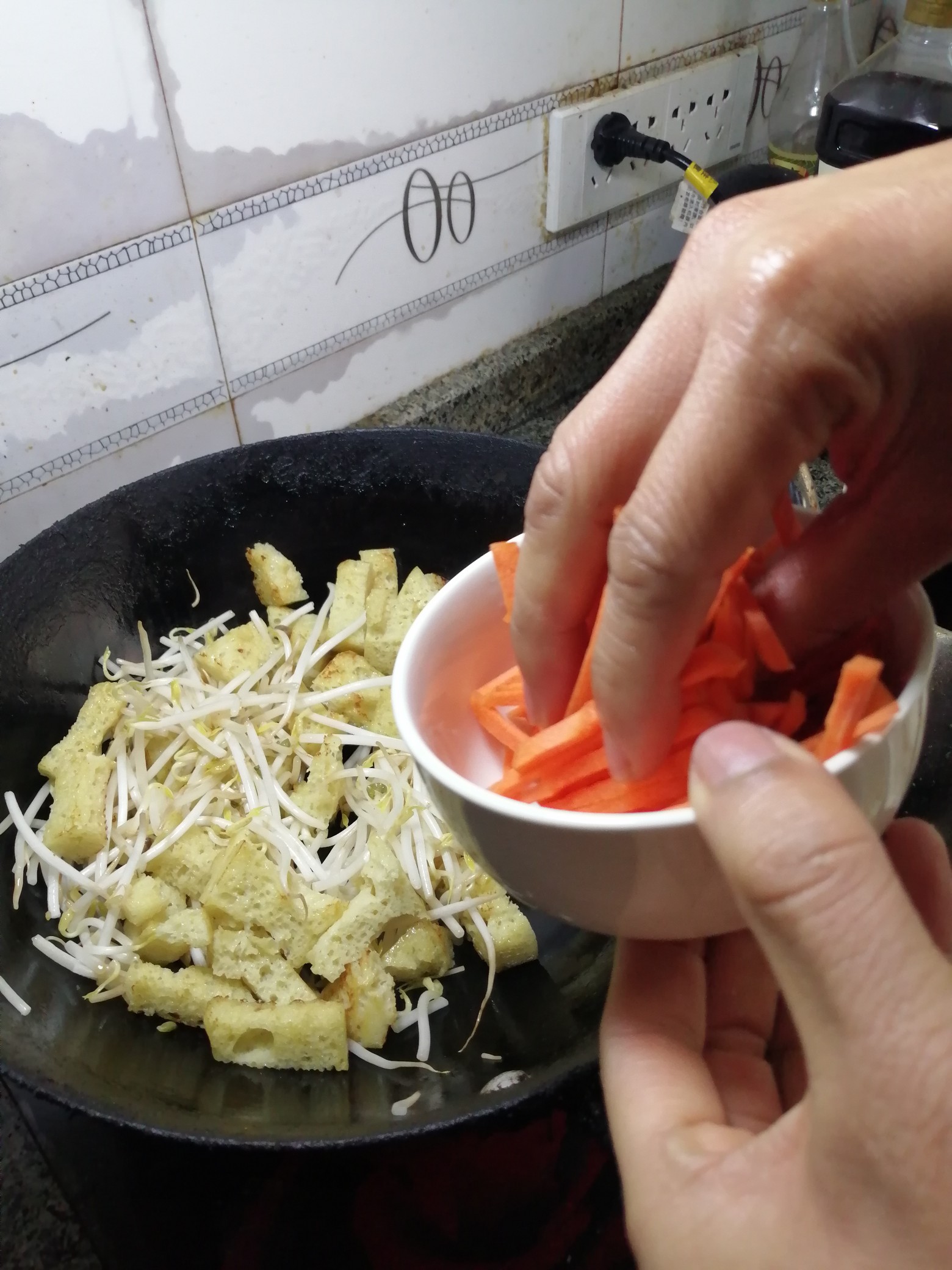 黑胡椒麻花炒涼皮的做法-黑椒味炒菜譜-易網(wǎng)健康養(yǎng)生網(wǎng) 黑胡椒麻花炒涼皮的做法-黑椒味炒菜譜