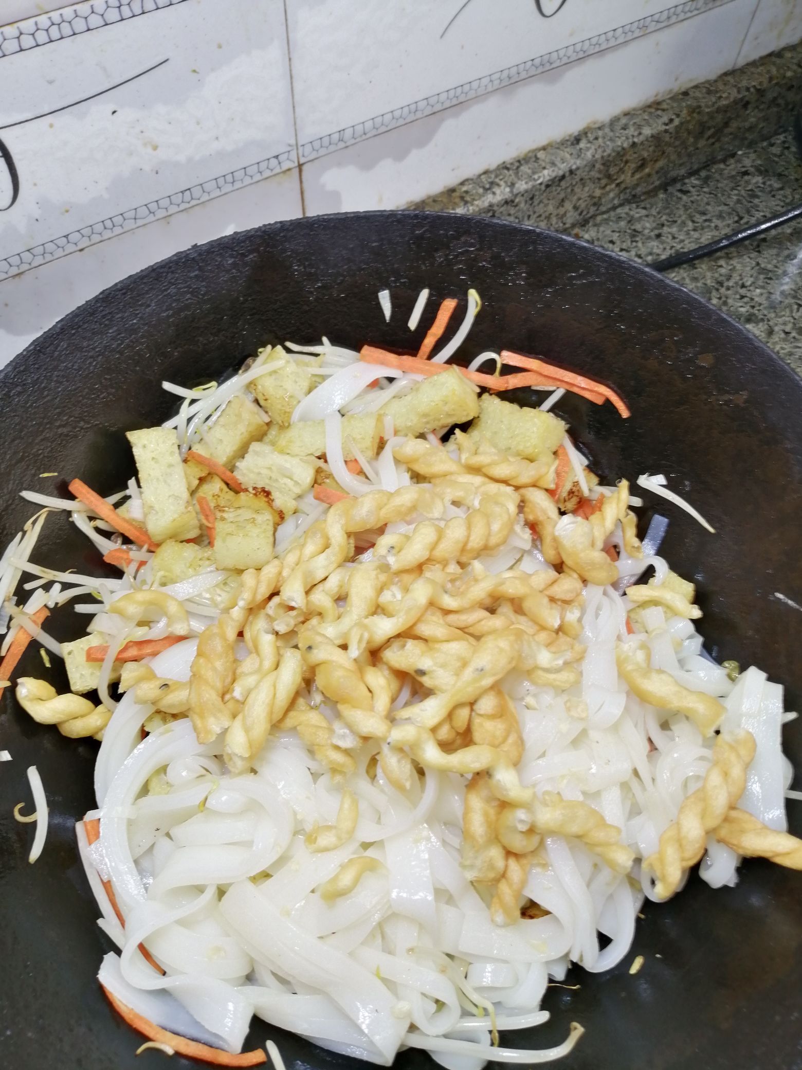 黑胡椒麻花炒涼皮的做法-黑椒味炒菜譜-易網(wǎng)健康養(yǎng)生網(wǎng) 黑胡椒麻花炒涼皮的做法-黑椒味炒菜譜