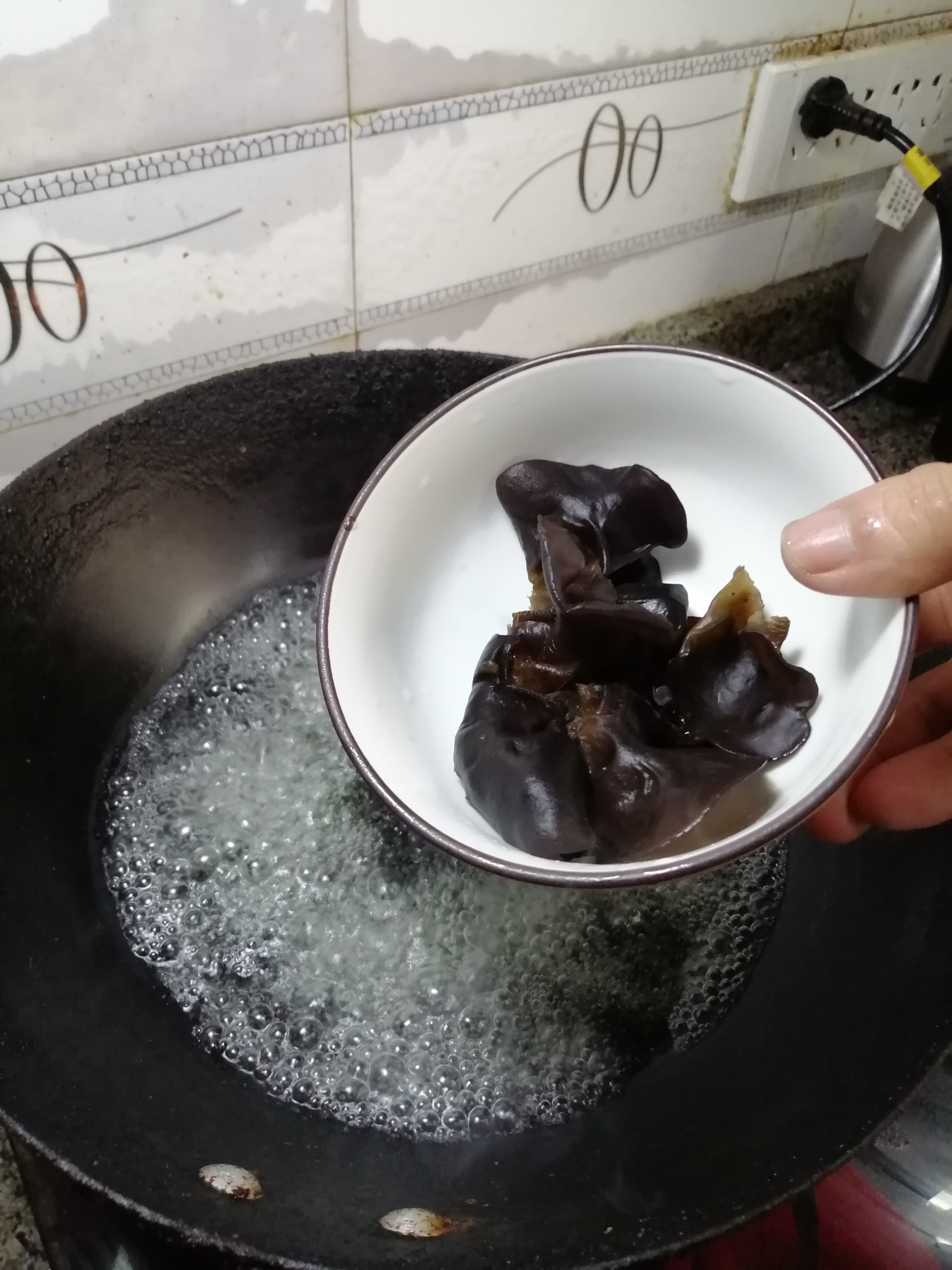 黑胡椒麻花炒涼皮的做法-黑椒味炒菜譜-易網(wǎng)健康養(yǎng)生網(wǎng) 黑胡椒麻花炒涼皮的做法-黑椒味炒菜譜