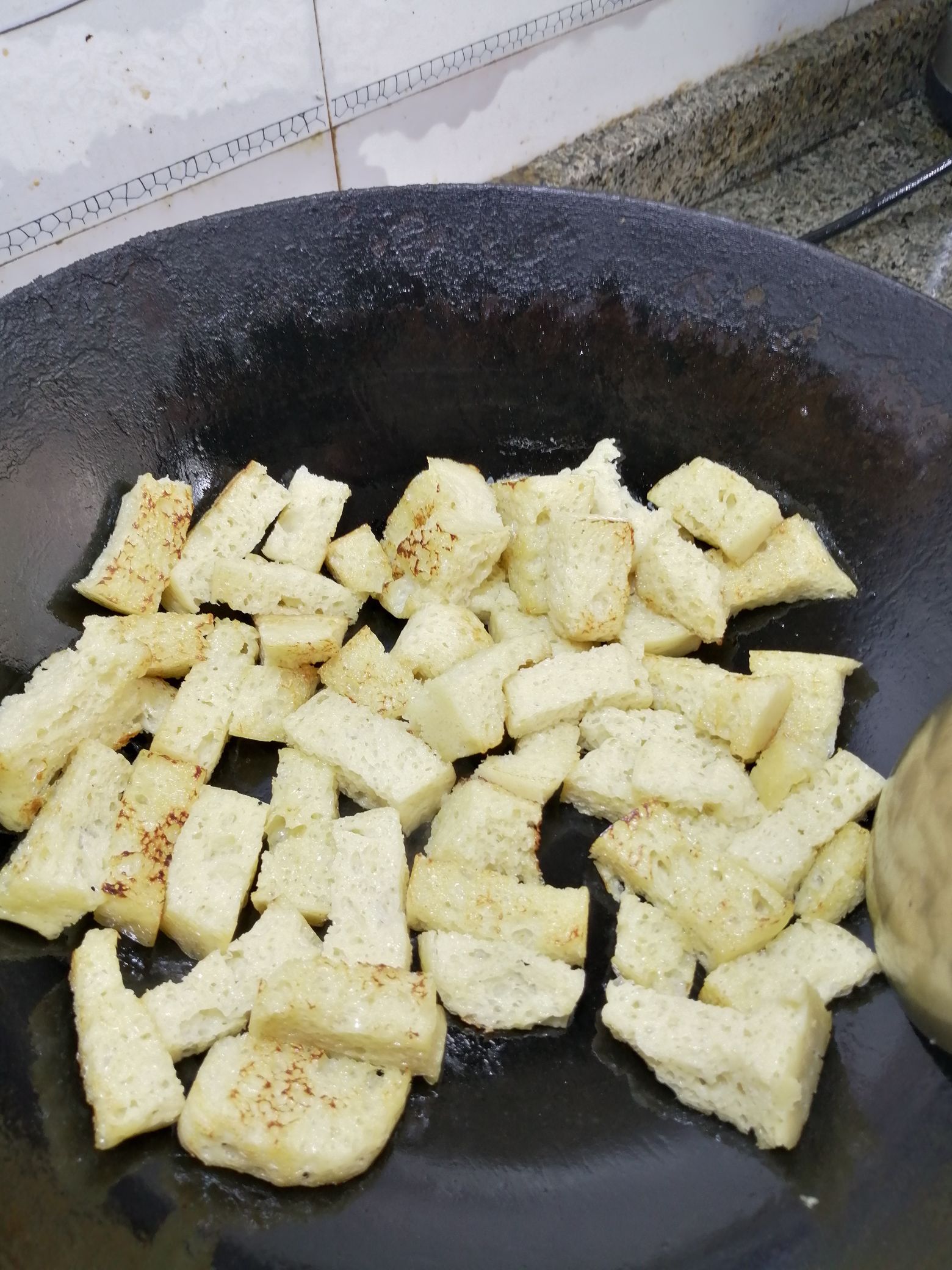 黑胡椒麻花炒涼皮的做法-黑椒味炒菜譜-易網(wǎng)健康養(yǎng)生網(wǎng) 黑胡椒麻花炒涼皮的做法-黑椒味炒菜譜