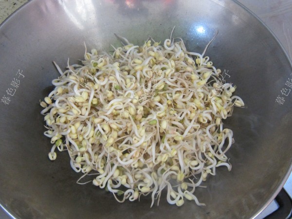 自家發(fā)的綠豆芽的做法-家常味炒菜譜