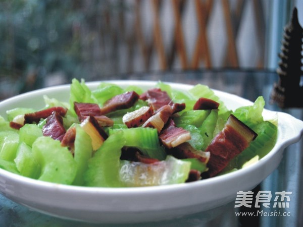 西芹炒臘肉的做法-家常味炒菜譜-易網健康養生網 西芹炒臘肉的做法-家常味炒菜譜
