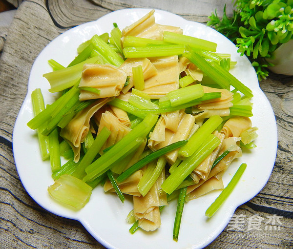 芹菜炒豆皮的做法-咸鮮味炒菜譜-易網健康養生網 芹菜炒豆皮的做法-咸鮮味炒菜譜