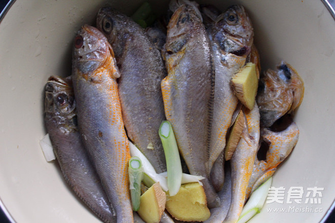 干炸黃花魚的做法-咸鮮味炸菜譜-易網健康養生網 干炸黃花魚的做法-咸鮮味炸菜譜