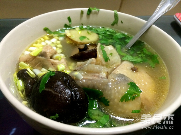 香菇雞湯的做法-咸鮮味燉菜譜-易網健康養(yǎng)生網 香菇雞湯的做法-咸鮮味燉菜譜